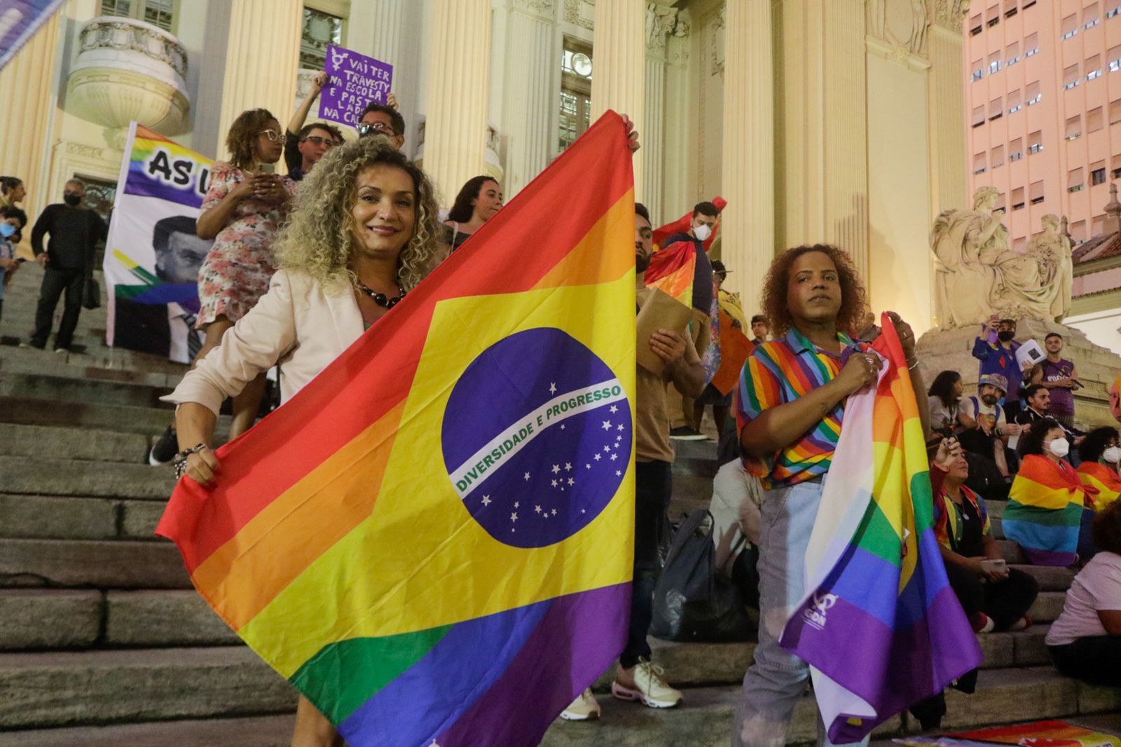 Ativista LGBTQIAP+ é ameaçado por grupo supremacista e tem